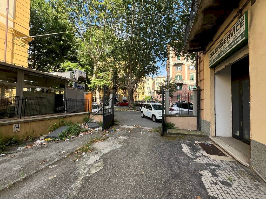 Cortile interno - Negozio corso Torino, 17, Genova (zona Foce) - foto 3