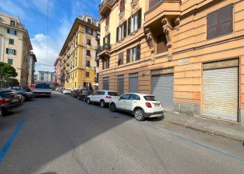 Facciata - Negozio corso Torino, 17, Genova (zona Foce) - foto 8