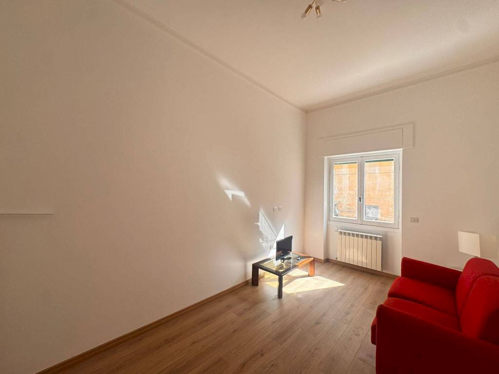 Camera da letto - Bilocale via Raffaele Pratolongo, 11, Genova (zona Quarto) - foto 2