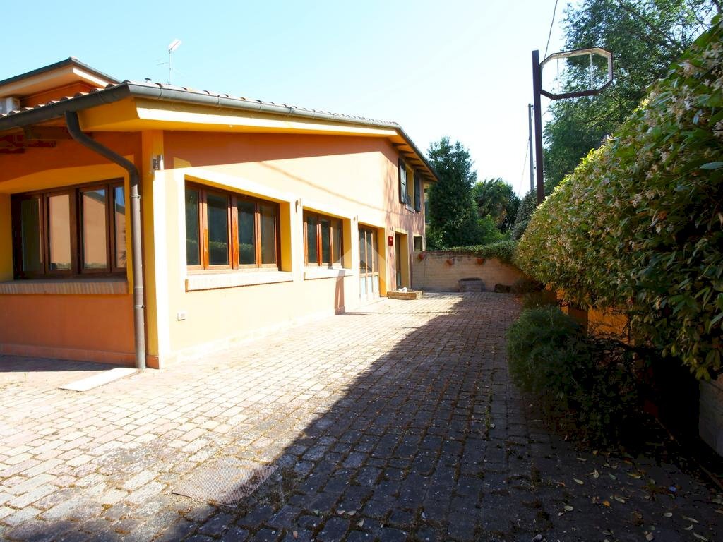 Negozio Via di mezzo levante, Calderara di Reno - foto 1
