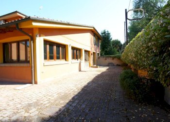 Negozio Via di mezzo levante, Calderara di Reno - foto 1