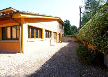 Negozio Via di mezzo levante, Calderara di Reno - foto 16