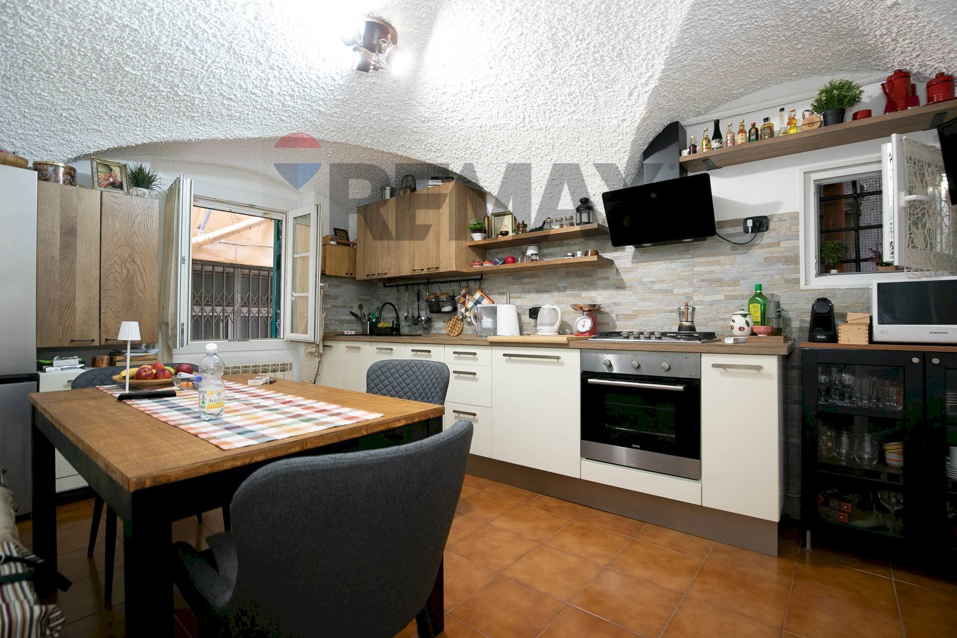 Trilocale Vico della Lepre, 7 
 Centro Storico, Genova (zona Centro Storico) - foto 2