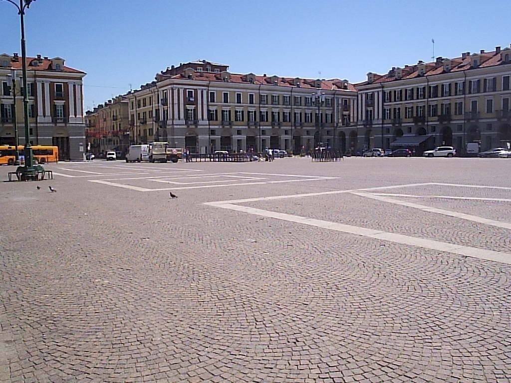 Locale Commerciale Piazza Tancredi Duccio Galimberti, Cuneo (zona Centro) - foto 1
