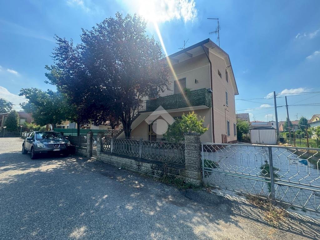 Appartamento Via Fucik, Castelnovo di Sotto - foto 1