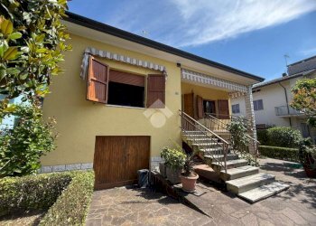 Villa Viale Genova, Riccione - foto 1