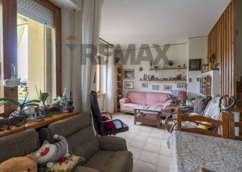 Sala da pranzo - Independent house Via Pintura del braccio
 
62, Recanati - photo 10
