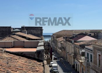 Edificio all\'aperto - Independent house Corso Italia
 
75, Riposto - photo 1