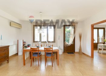 Sala da pranzo - Villa VIA DEI GELSOMINI
 
16A, Pedara - foto 14