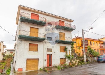 Edificio all\'aperto - Independent house Via cassone
 
25, Zafferana Etnea - photo 1