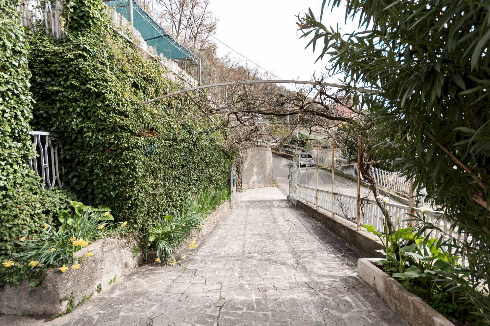 Edificio all\'aperto - Casa semi indipendente Via Delle Rovere
 
26, Avegno - foto 1