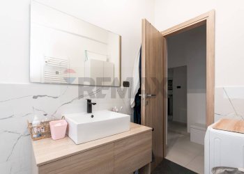 Bagno - Bilocale Piazza Silvio Arrivabene
 
8B, Genova - foto 25