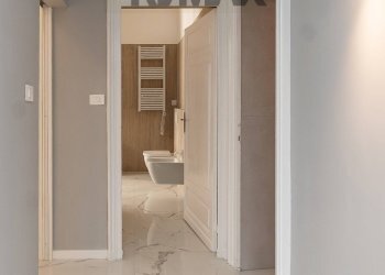 Hall / corridoio - Appartamento Corso Ugo Bassi
 
50, Genova - foto 30
