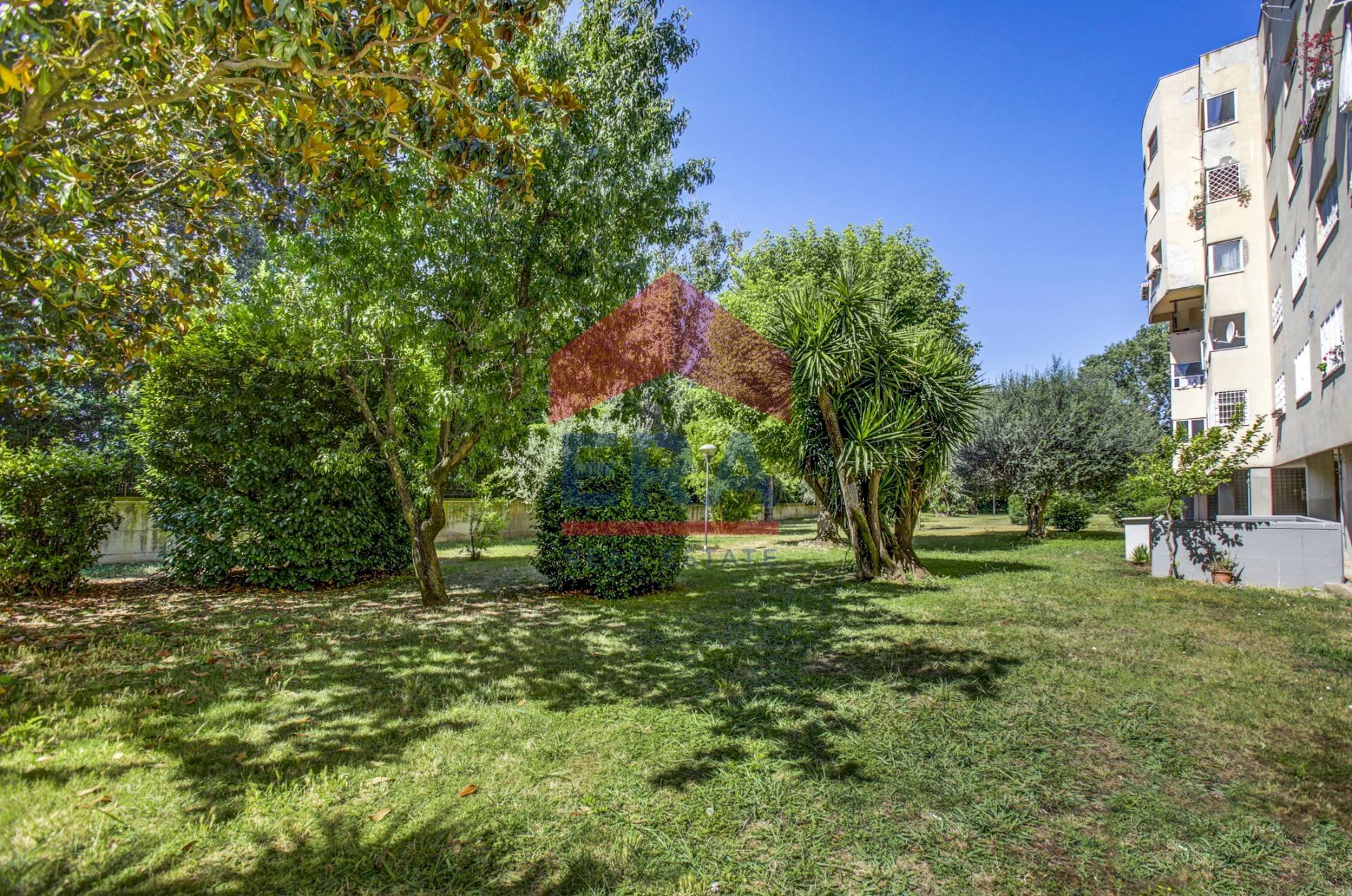 Giardino comune - Four-room apartment Largo Valerio Bacigalupo
32, Roma - photo 3