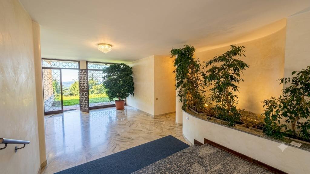 Interno palazzo - Quadrilocale via Enea Sacconaghi, 89, Comerio - foto 2