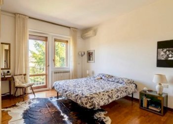Camera da letto - Quadrilocale via Enea Sacconaghi, 89, Comerio - foto 9