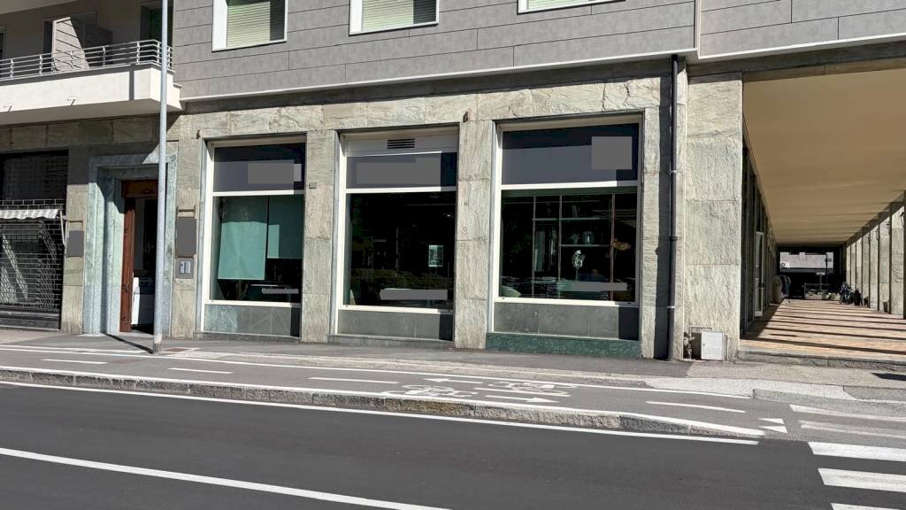 Facciata - Negozio via Antonio Gramsci, 32, Aosta - foto 1