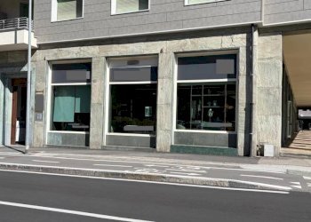 Facciata - Negozio via Antonio Gramsci, 32, Aosta - foto 1