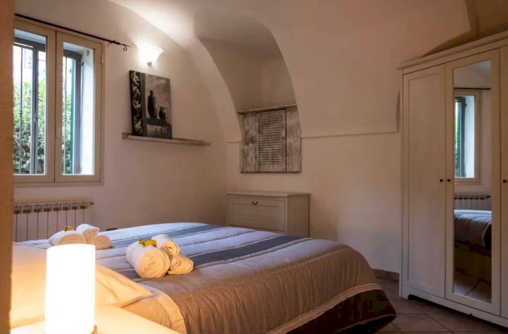 Camera da letto - Trilocale via Vigliani, 28, Dolceacqua - foto 1