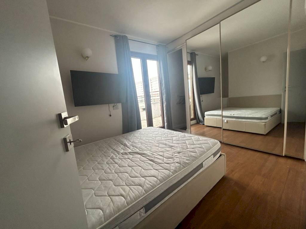 Camera da letto - Trilocale via Cesare Pascarella, 5, Milano (zona Quarto Oggiaro) - foto 2