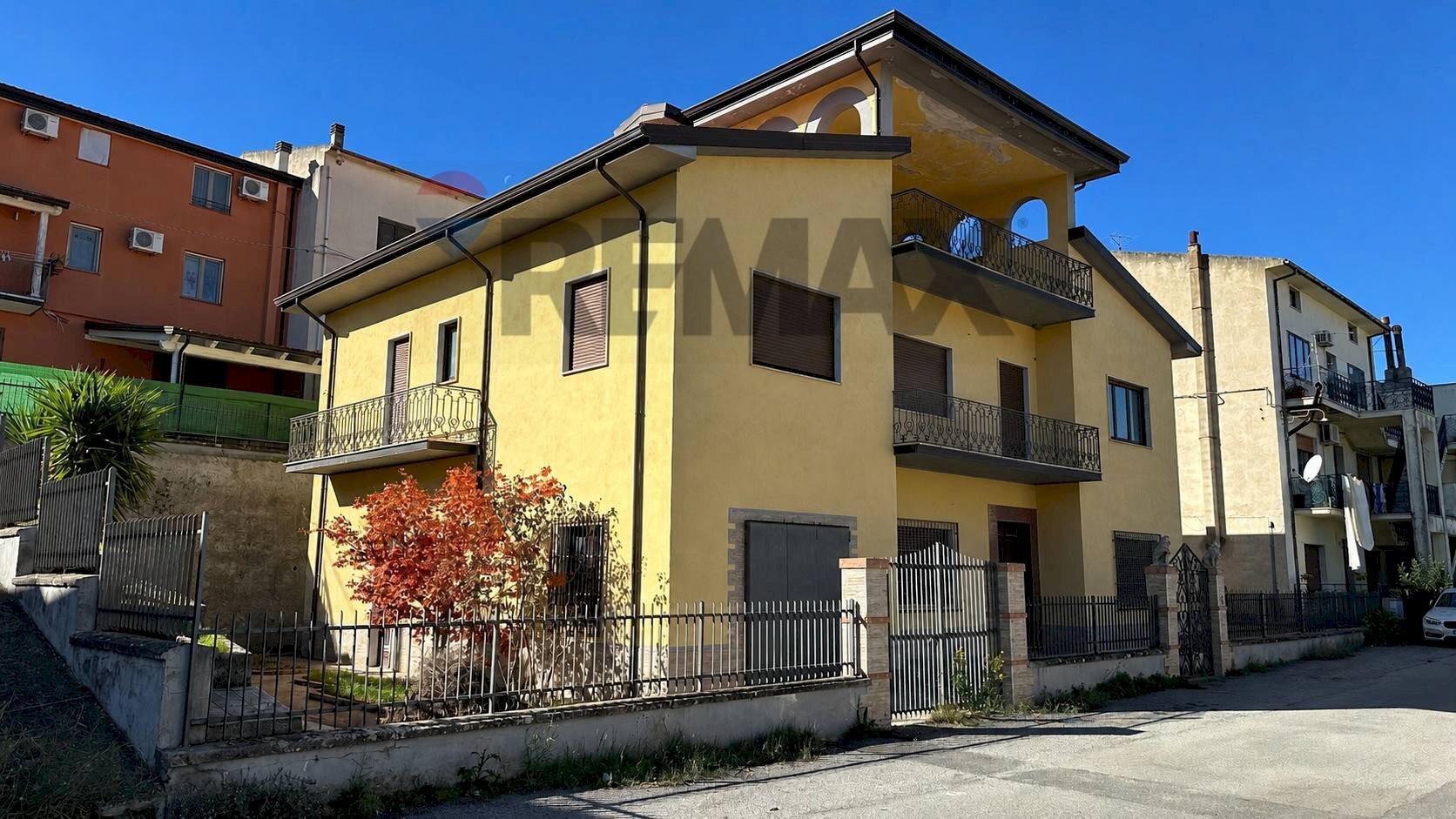 Edificio all\'aperto - Villa Viale della Repubblica
 
34/36, Altomonte - foto 1