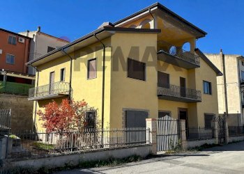 Edificio all\'aperto - Villa Viale della Repubblica
34/36, Altomonte - foto 1