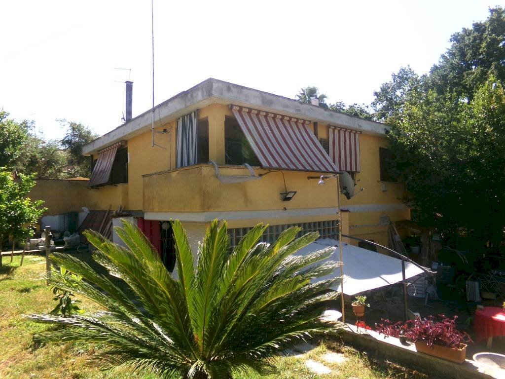 Facciata - Villa via dei Mughetti, 84, frazione Lido Dei Pini, Anzio - foto 1
