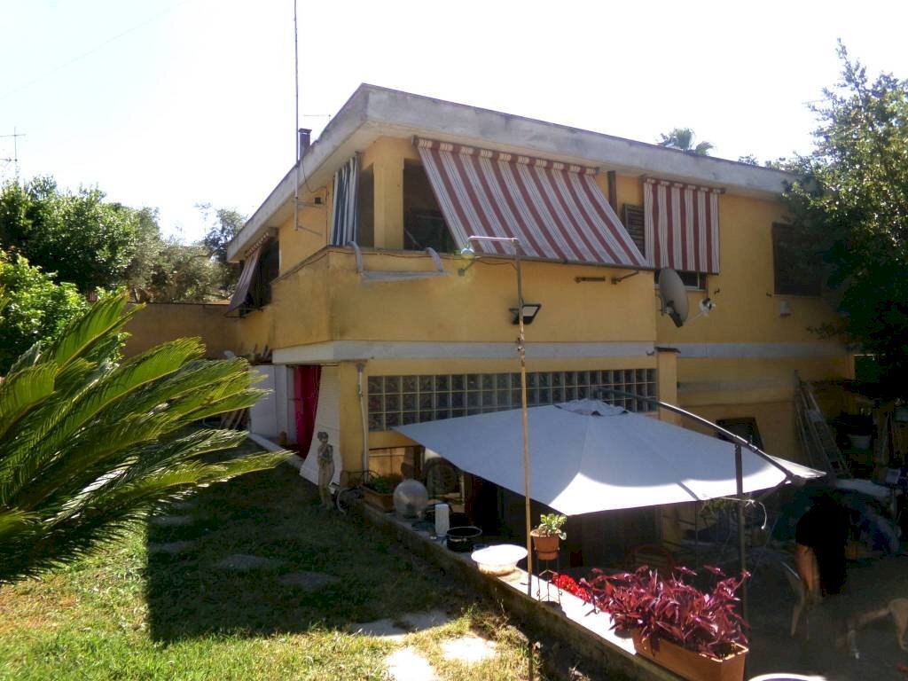 Facciata - Villa via dei Mughetti, 84, frazione Lido Dei Pini, Anzio - foto 2