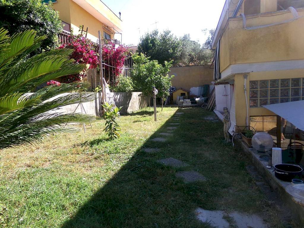 Giardino - Villa via dei Mughetti, 84, frazione Lido Dei Pini, Anzio - foto 3