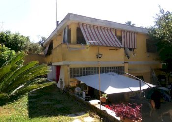 Facciata - Villa via dei Mughetti, 84, frazione Lido Dei Pini, Anzio - foto 2