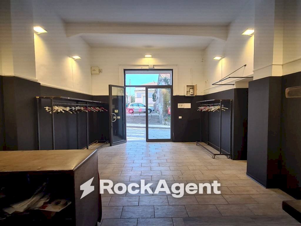 Interno palazzo - Negozio via Nazionale Guardia, 367, Acireale - foto 1