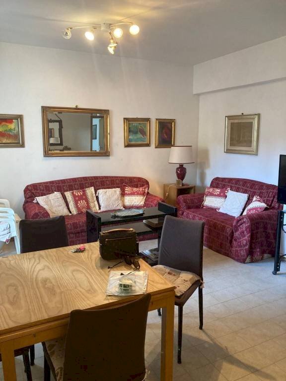 Salone - Three-room apartment via Pisa, 70, Massa - photo 3