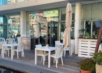 Facciata - Bar Tavola Calda - Fredda largo delle Coffe, 2, Savona (zona Centro storico) - foto 6