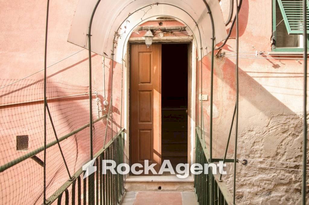 Interno palazzo - Trilocale via Leonardo Montaldo, 21, Genova (zona Marassi) - foto 1