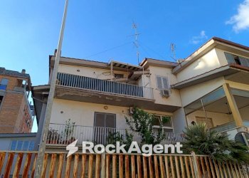 Facciata - Three-room apartment via Enrico Toti, Guidonia Montecelio - photo 2