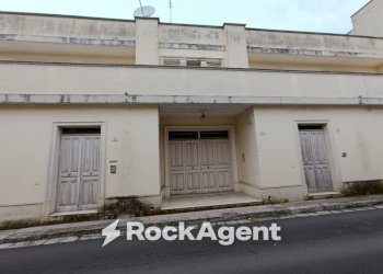 Facciata - Appartamento via Regina Elena, 25, Trepuzzi - foto 2
