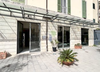 Palazzo di ingresso - Commercial Premises Via Ricasoli 115, Livorno - photo 6