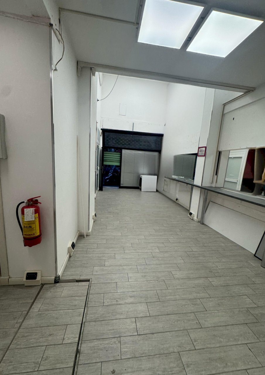 3 - Commercial Premises Genova (neighborhood San Fruttuoso) - photo 3