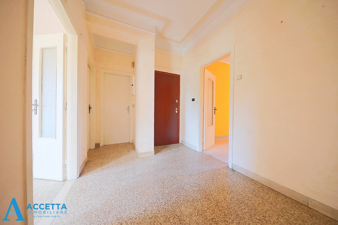 Corridoio - Four-room apartment Via Ancona 315, Taranto - photo 2