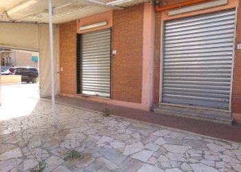 Facciata - Negozio via Varese, Anzio - foto 1