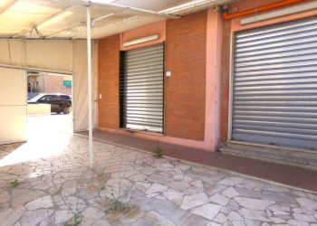 Facciata - Negozio via Varese, Anzio - foto 2
