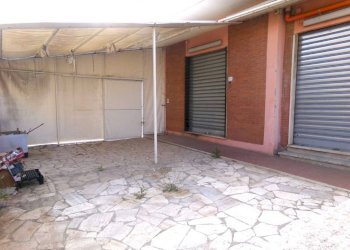 Facciata - Negozio via Varese, Anzio - foto 3