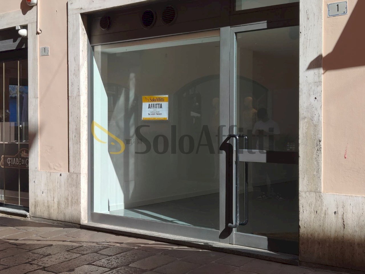 ingresso / vetrina - Commercial Premises Via Camillo Benso Cavour 1B, Busto Arsizio - photo 2