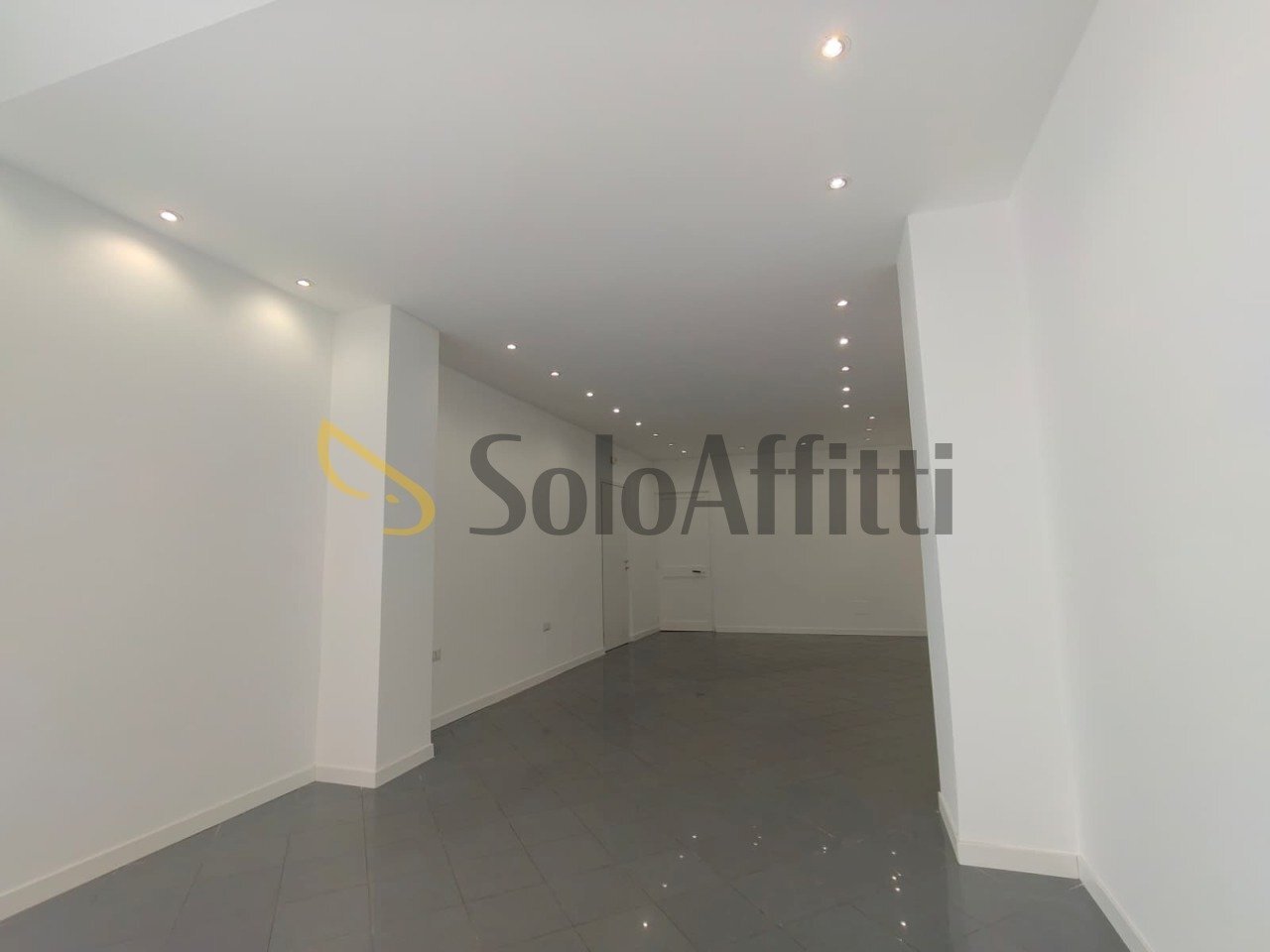 interno - Commercial Premises Via Camillo Benso Cavour 1B, Busto Arsizio - photo 3