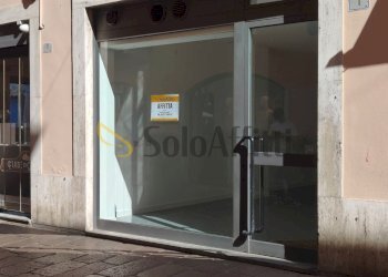 ingresso / vetrina - Commercial Premises Via Camillo Benso Cavour 1B, Busto Arsizio - photo 2