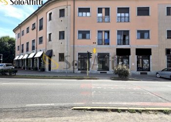 Vetrine fronte Statale Dei giovi - Locale Commerciale Piazzale Colonnello Ubaldo Panceri 1, Varedo - foto 8