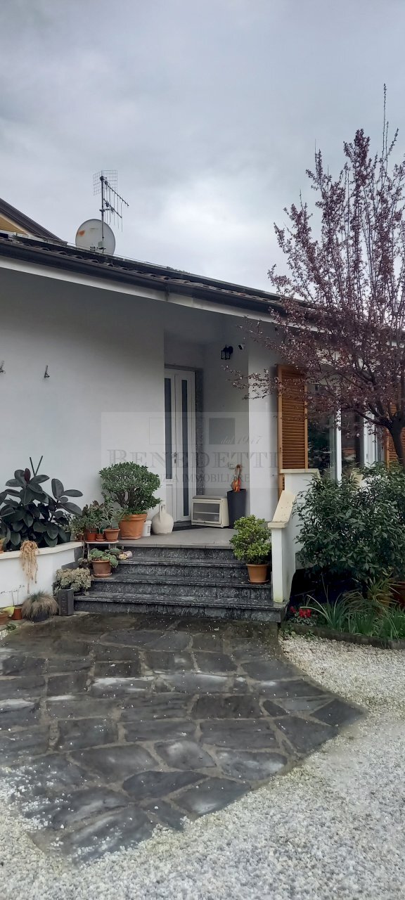 1_esterno_fronte_Ingresso - Small Villa Massarosa - photo 2