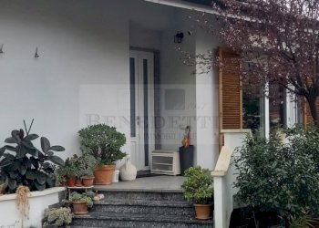 1_esterno_fronte_Ingresso - Small Villa Massarosa - photo 2