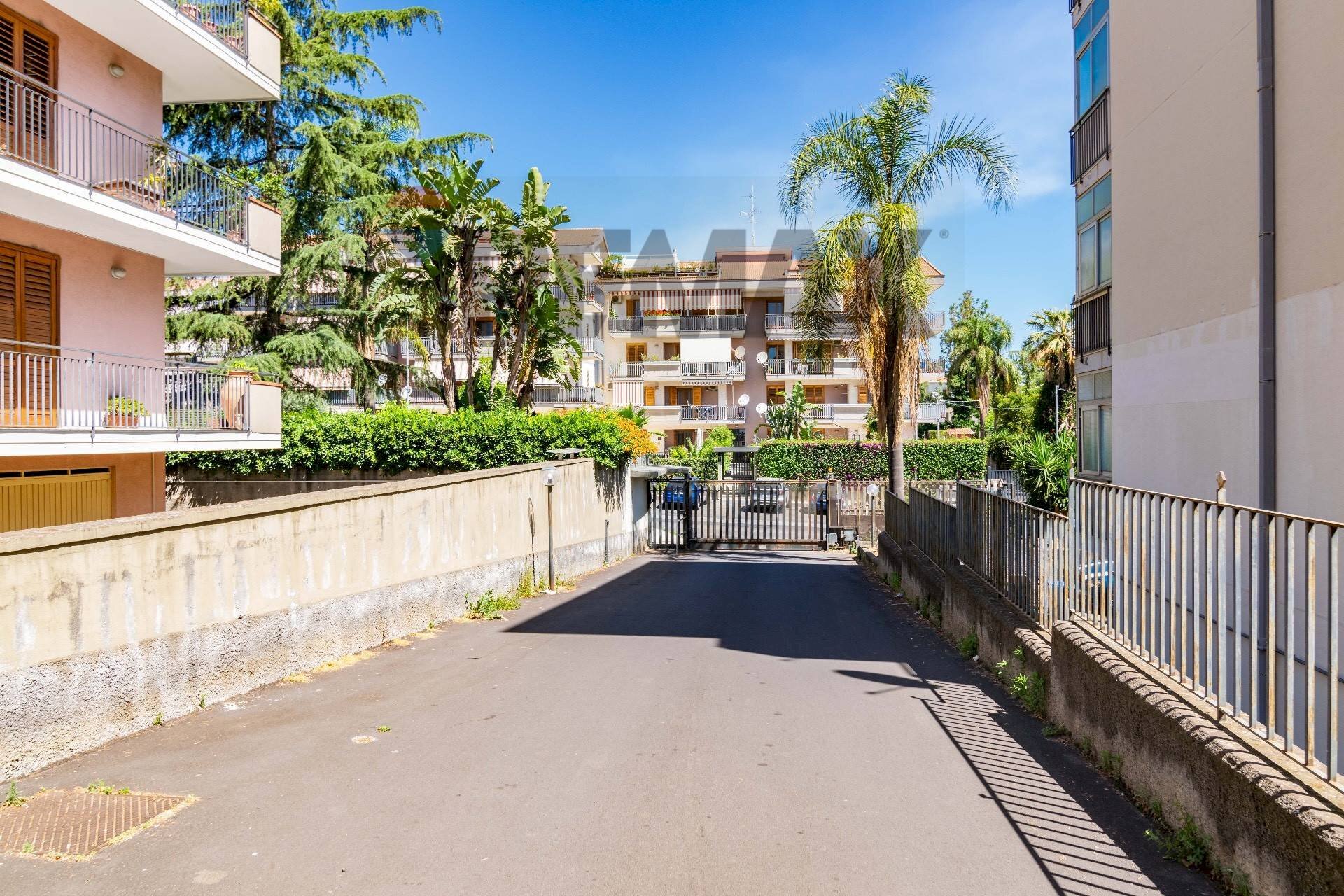 Edificio all\'aperto - Quadrilocale Via Giuseppe Leonardi
11, Aci Catena - foto 2