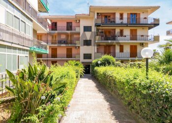 Edificio all\'aperto - Four-room apartment Via Giuseppe Leonardi
 
11, Aci Catena - photo 3